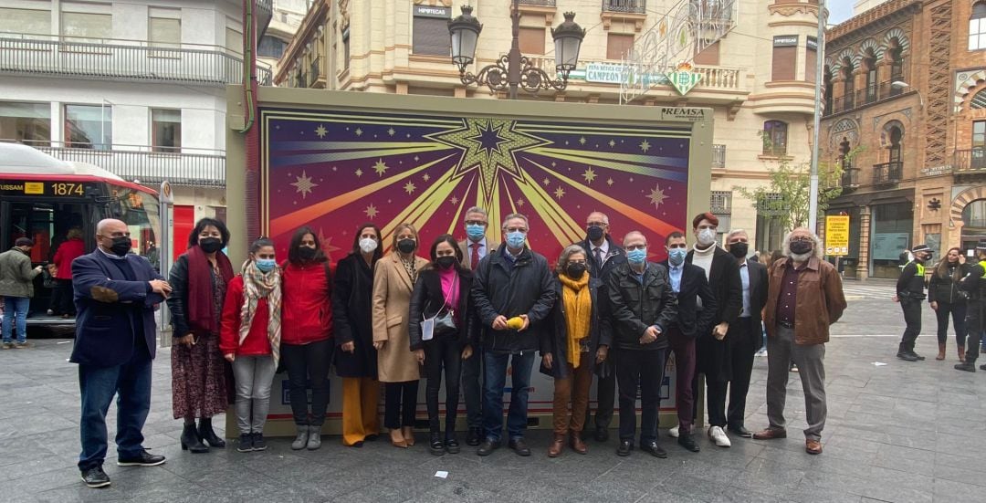 Salomón Hachuel junto a los invitados en el programa Hoy por Hoy Sevilla que ha dado inicio a una nueva edición de la Operación Buena Gente