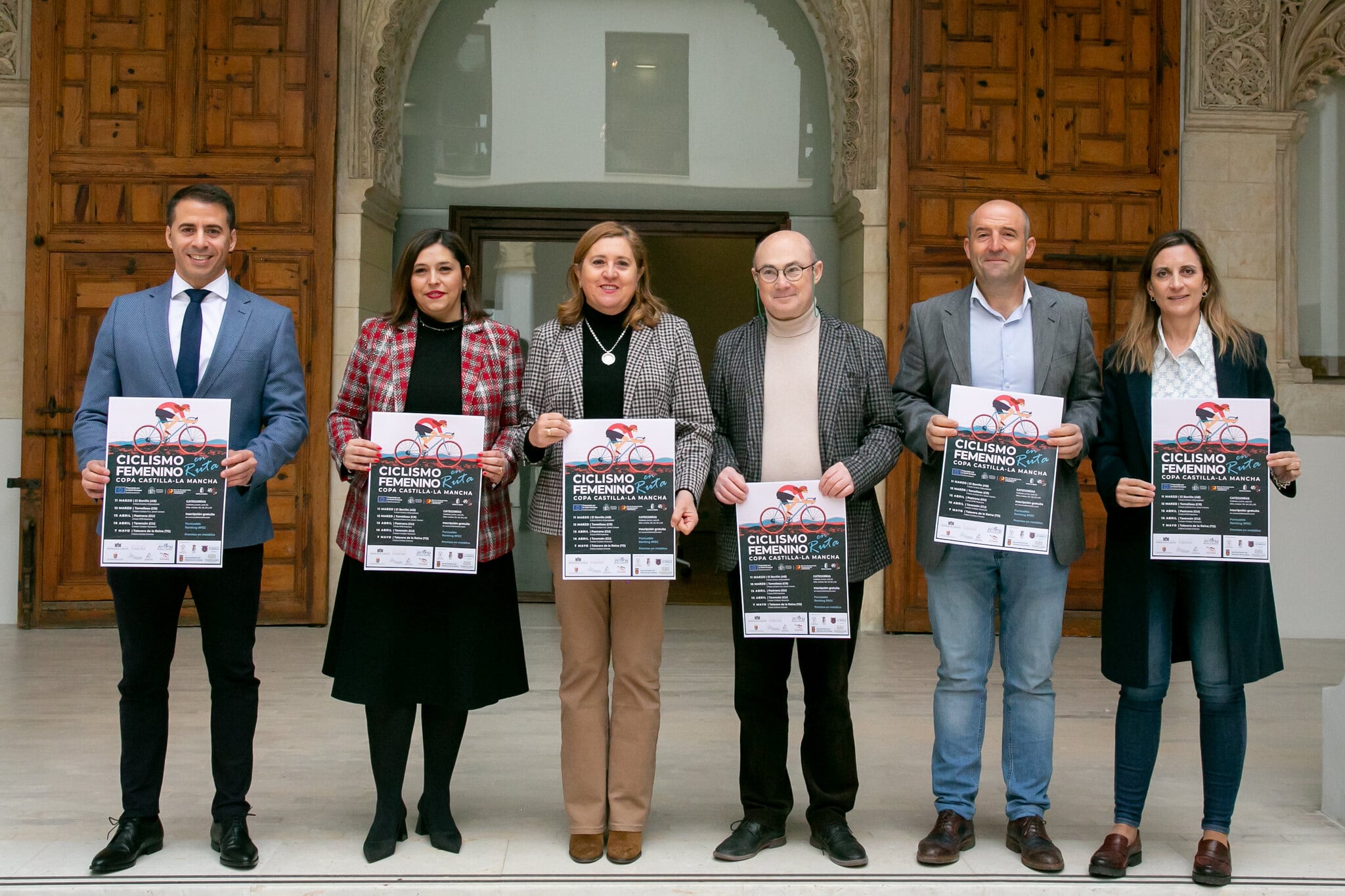 Las autoridades, con el cartel de la primera edición de la Copa Castilla-La Mancha de ciclismo femenino