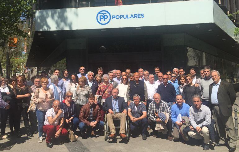 Militantes y dirigentes del PP cántabro en la sede de la calle Génova. 