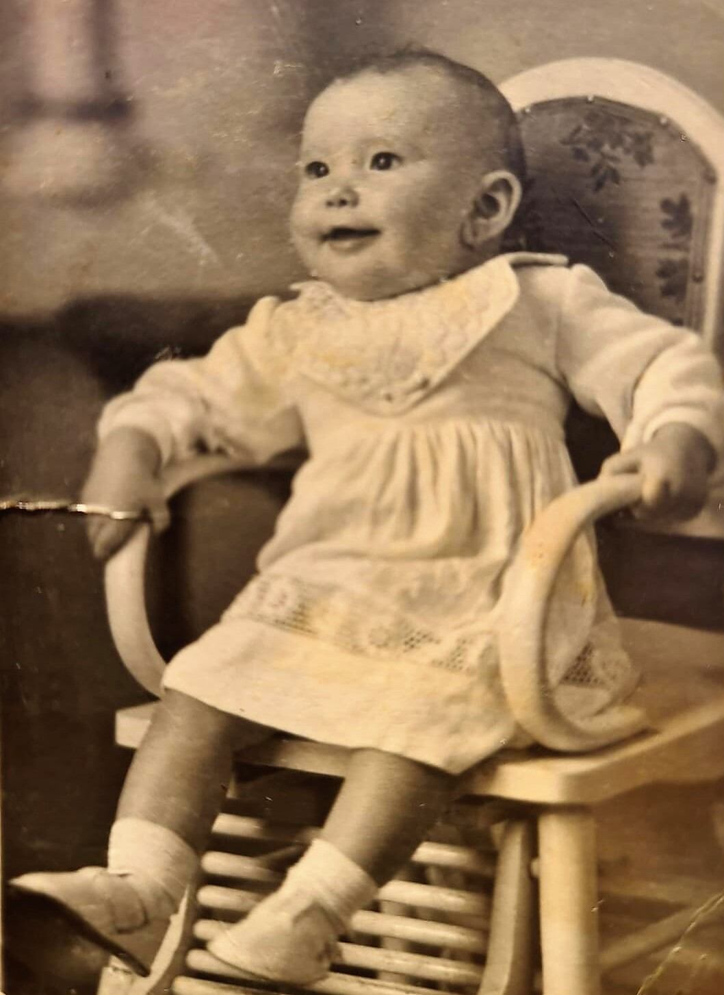 1951. Antonia Vidal Martínez, con unos pocos meses de edad., Nacida en el cuarto de adentro de su casa el segundo día de la Pascua de Navidad de 1951, en el paraje Los Pachos de Cuesta Blanca, conocida población de la Diputación de Perín en el Oeste del municipio de Cartagena. Su abuelo Ignacio Vidal Solano la llamaba Ñoño, porque siempre quiso tener un nieto varón