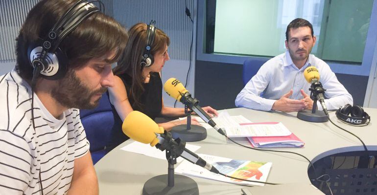 Pedro Jiménez y Macarena Berlín charlan con Kiko Segovia, miembro de la Fundación de la Abogacía Española.