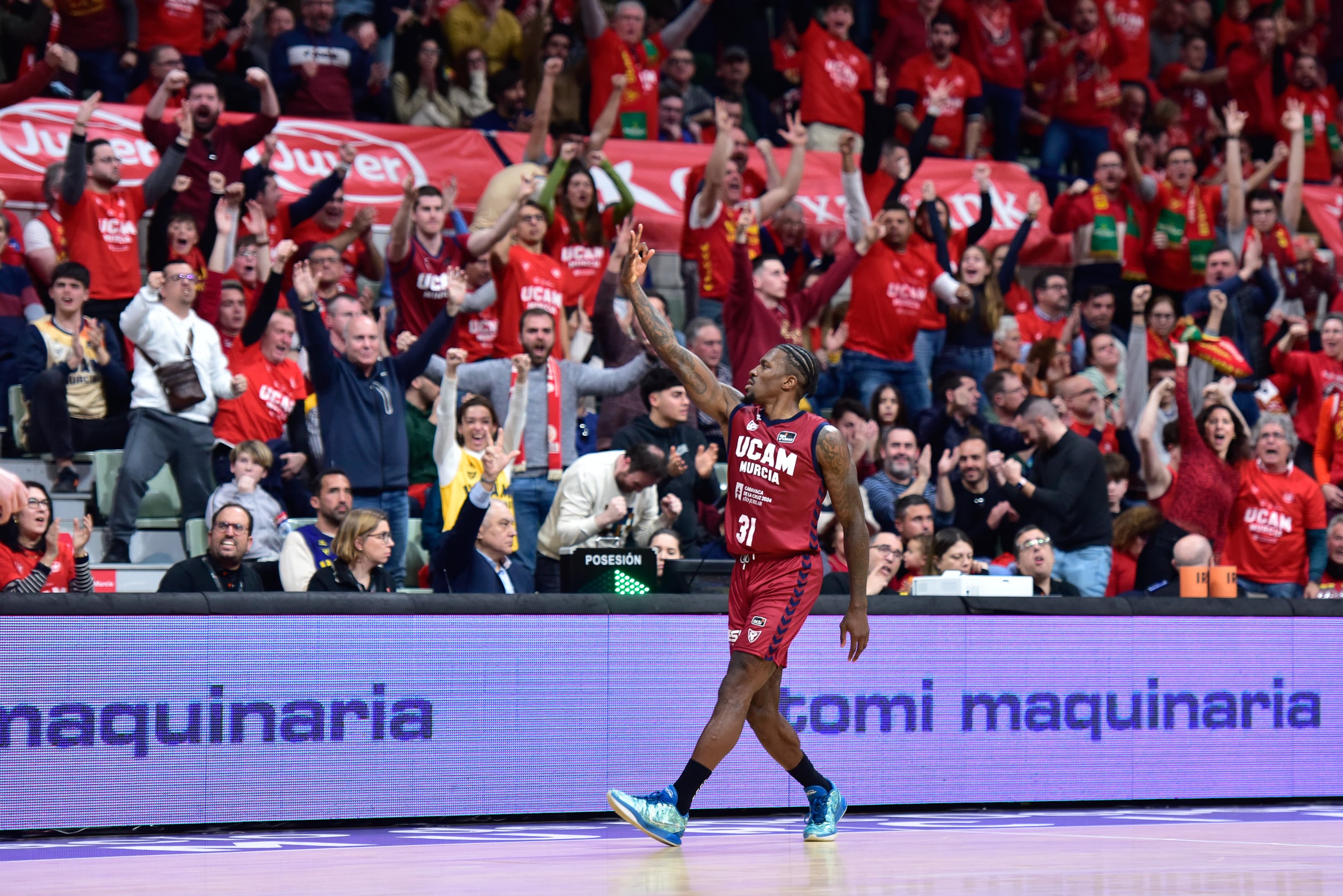 Dylan Ennis celebra un triple en el UCAM Murcia-Real Madrid