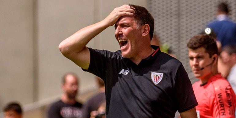 El entrenador del Athletic Club de Bilbao, Eduardo Berizzo, durante el partido de fútbol amistoso disputado hoy contra el Barakaldo en el estadio de Lasesarre