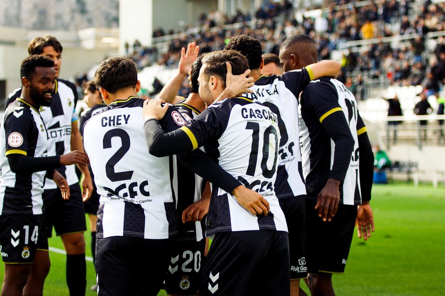 La plantilla celebra un gol