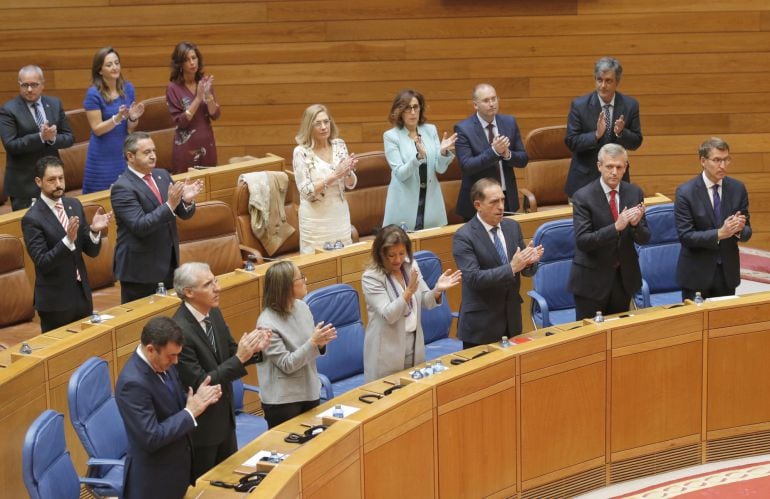 El presidente de la Xunta, Alberto Núñez Feijóo, junto a los diputados del grupo popular, durante la sesión constitutiva de la X legislatura en el Parlamento gallego