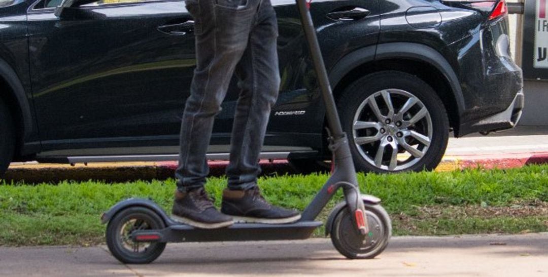 Imagen de recurso de una persona circulando en un patinete eléctrico