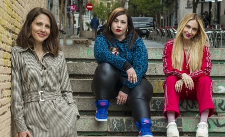 Manuela Burló (i), directora, y las actrices Marta Martín y Saida Benzal (d), reviven a las protagonistas del cortometraje &#039;Pipas&#039;.