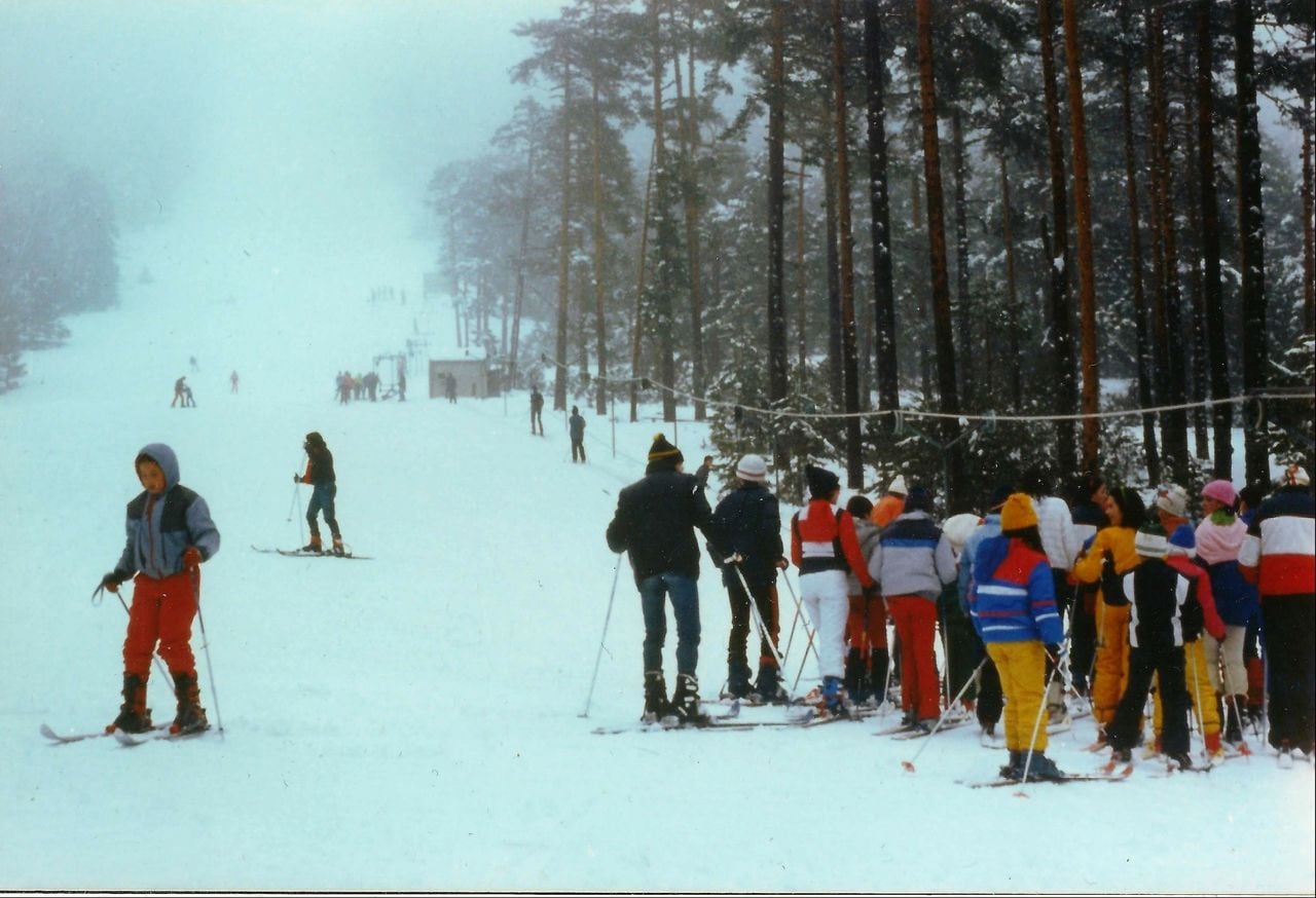 Esquiadores en la pista Este de La Mogorrita en los años 80.