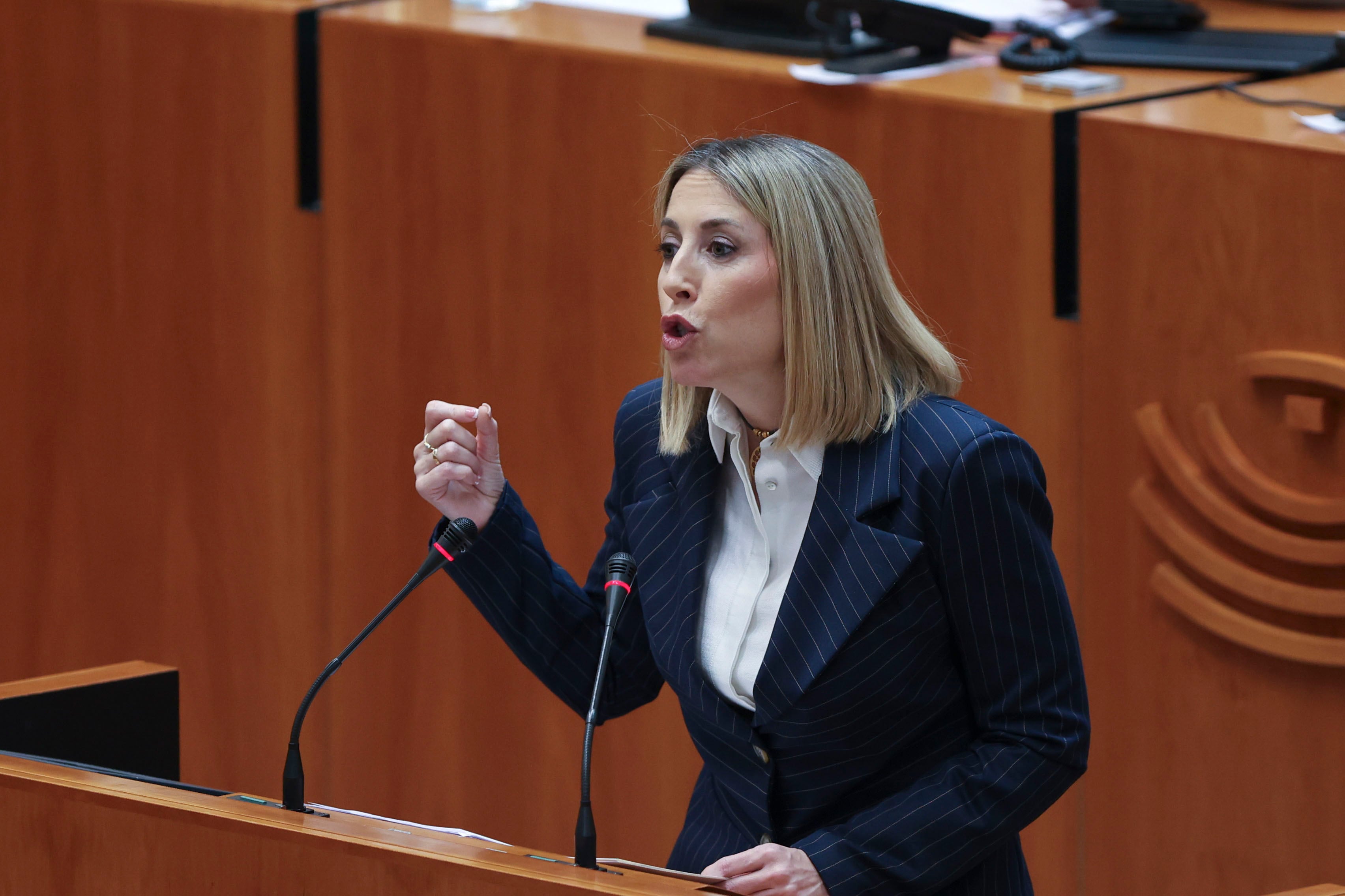 MÉRIDA, 22/04/2026.- La presidenta en funciones y candidata a la reelección María Guardiola interviene este miércoles en la Asamblea regional durante la segunda jornada del debate de investidura en la que será elegida presidenta la candidata del PP a la reelección María Guardiola tras el acuerdo de gobierno alcanzado entre PP y Vox, con el voto en contra de PSOE y Unidas. EFE/ Jero Morales