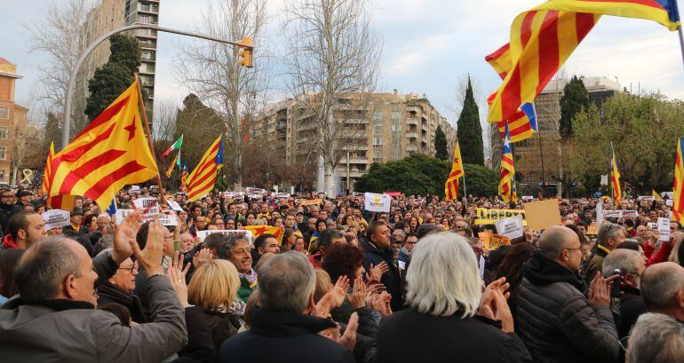 Pla obert de la concentració de Tarragona davant la subdelegació del govern espanyol. Imatge del 25 de març de 2018. 