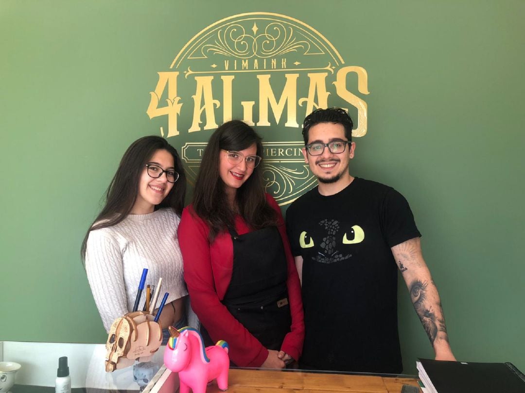 Laura, Marian y Victor en el estudio de tatuajes en el que trabajan