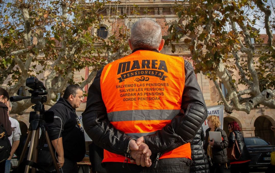 Persona con chaleco de Marea Pensionista en Barcelona.