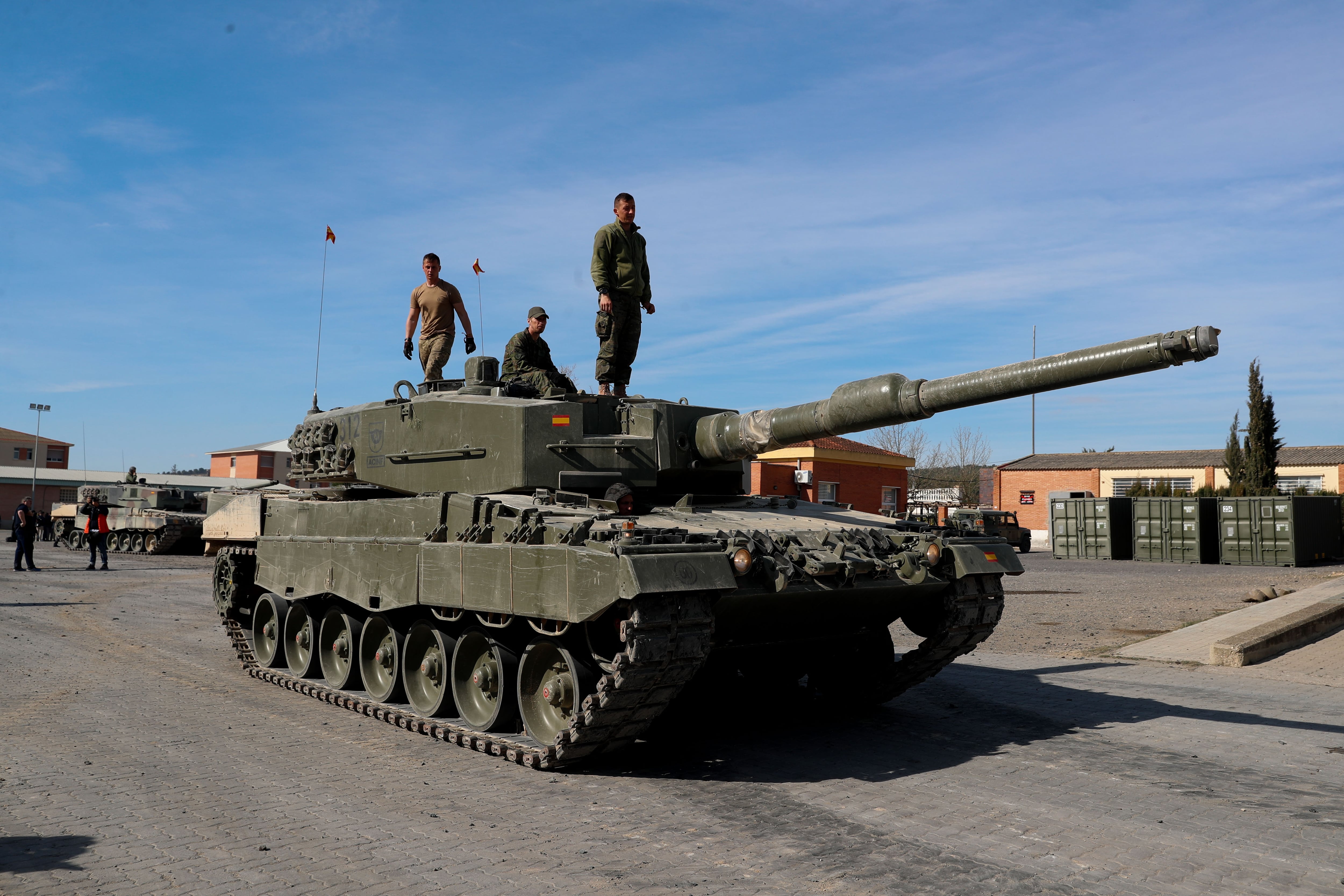 Militares españoles y ucranianos en el Centro de Adiestramiento de San Gregorio en Zaragoza, donde se encuentra la Escuela General Militar, este lunes.