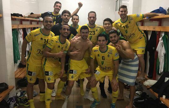 Los jugadores del Ja&amp;amp;eacute;n Para&amp;amp;iacute;so Interior celebran la victoria frente al Cartagena en el vestuario.