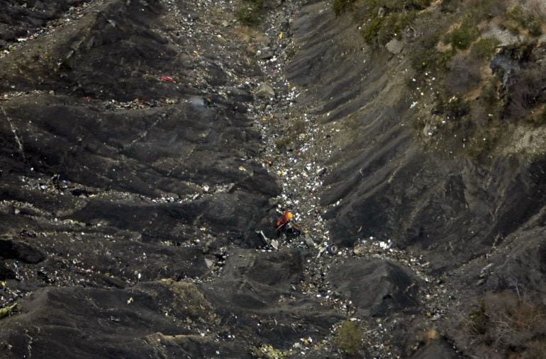 Restos del avión esparcidos por la montaña.