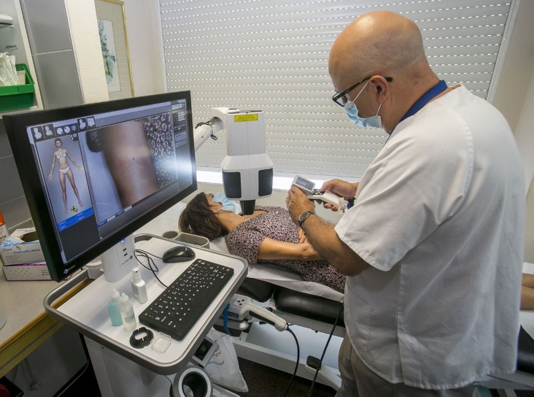 Un médico analiza un lunar en el Hospital General de Alicante