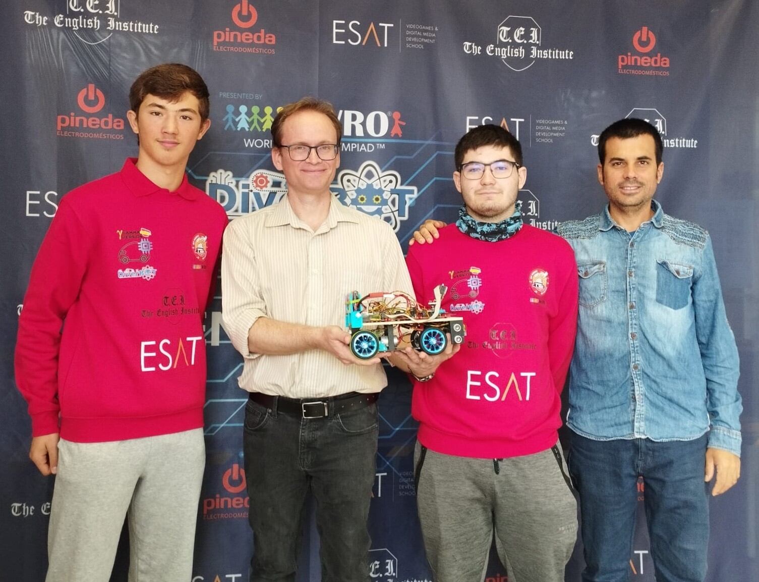 El equipo Gamma Version, que participará en la Final Internacional de la Olimpiada Mundial de Robótica, en Dortmund.