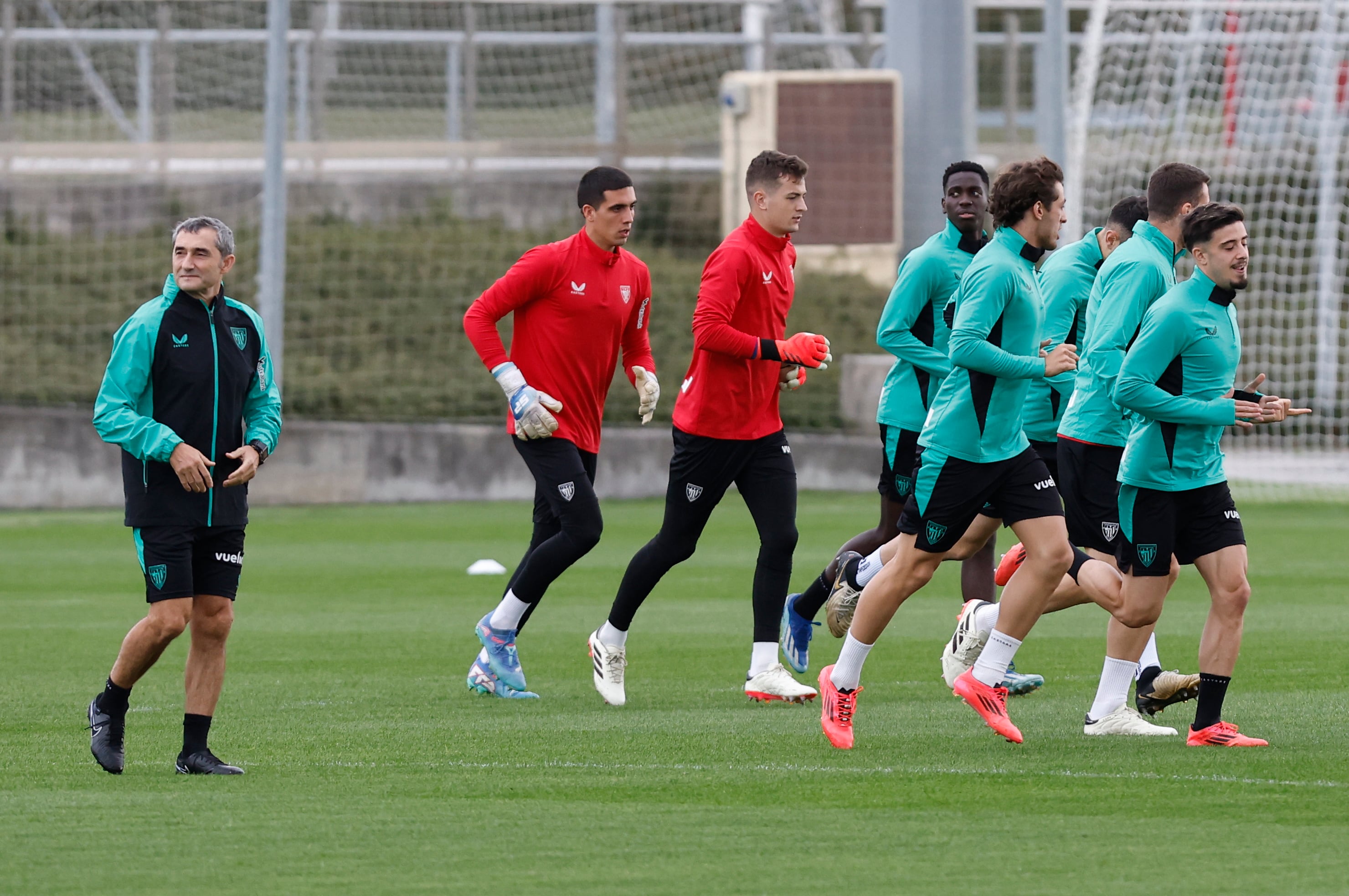 El técnico del Athletic de Bilbao, Ernesto Valverde (i), supervisa el entrenamiento con el que el club rojiblanco ha preparado este miércoles el partido liguero del sábado ante el Espanyol en San Mamés EFE/ Miguel Toña