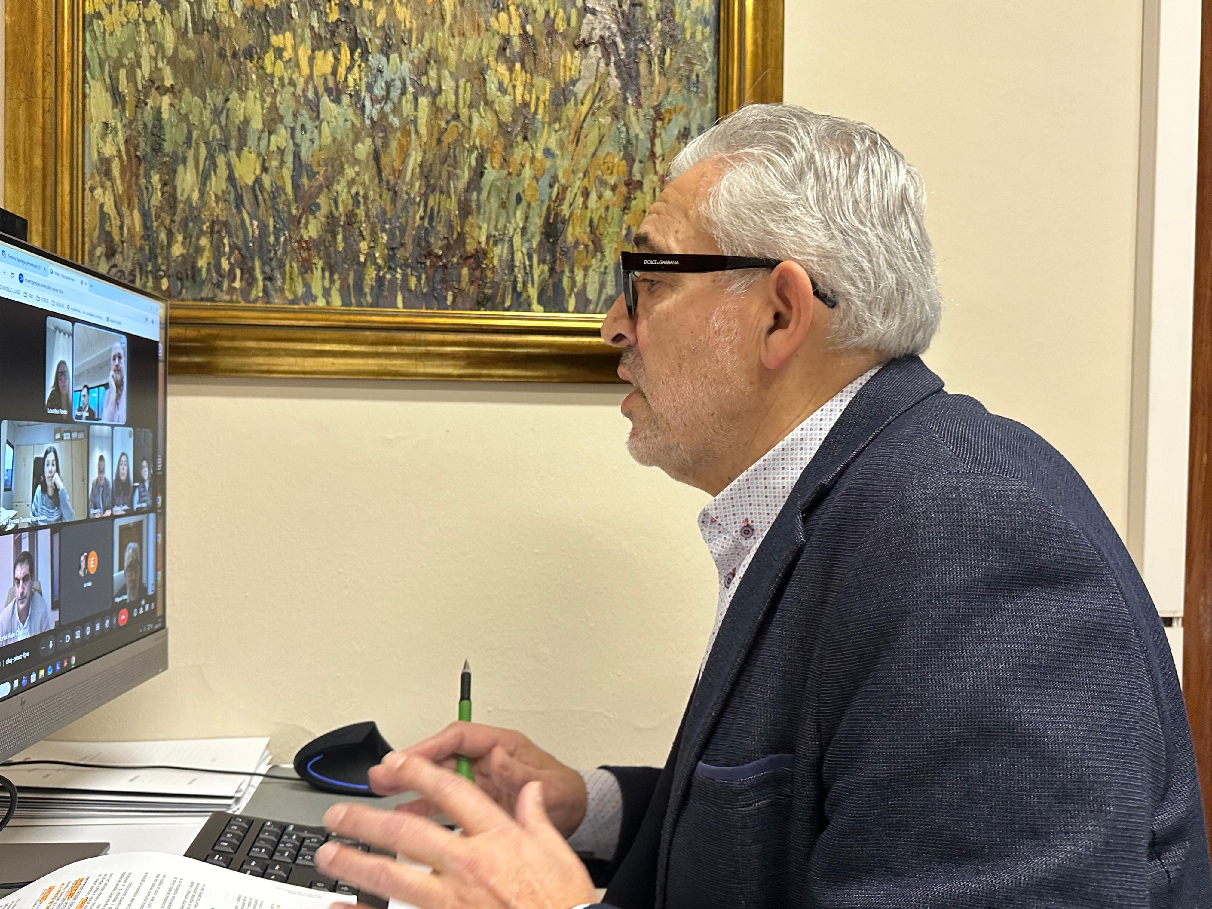 Miguel Fernández durante la reunión con el patronato