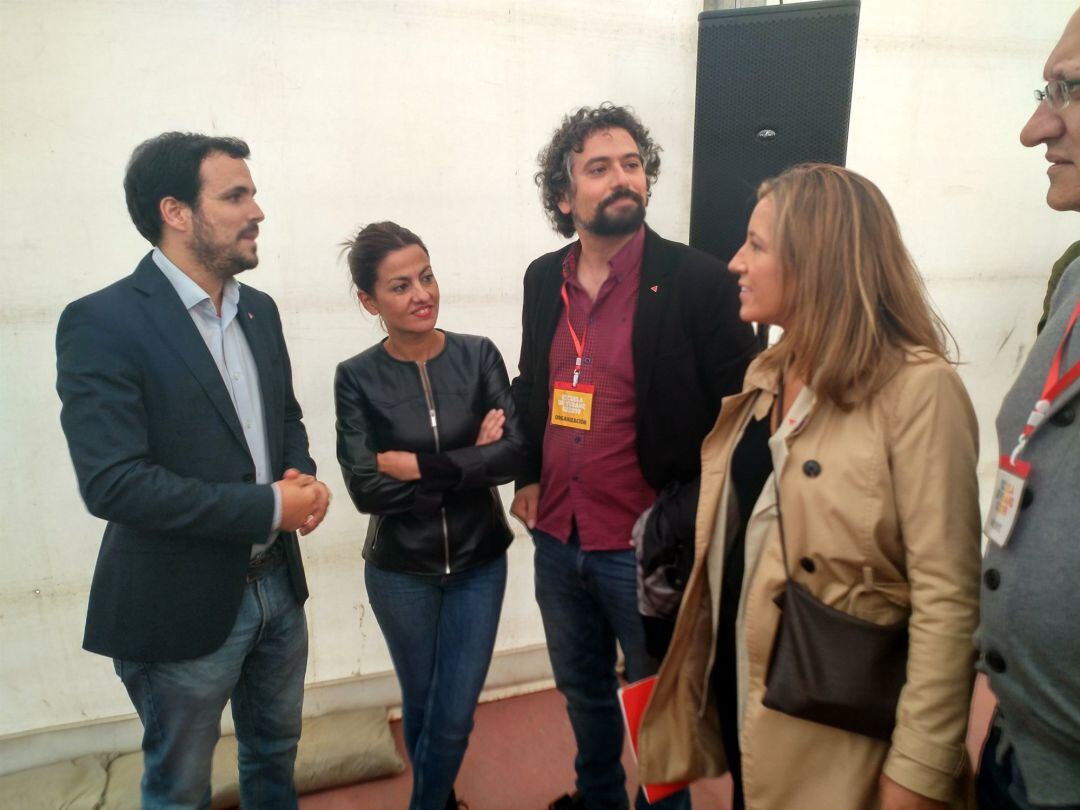 Garzón reconoce la "frustración" de la ciudadanía por la ausencia de acuerdo y acusa al PSOE de "falta de esfuerzo"
Alberto Garzón, a la izquierda de la imagen, charla con sus colegas de partido, como la concejal segoviana Ana Peñalosa, a la derecha de la imagen, en la “Escuela de Verano 2019” que organiza Izquierda Unida en La Granja de San Ildefonso.