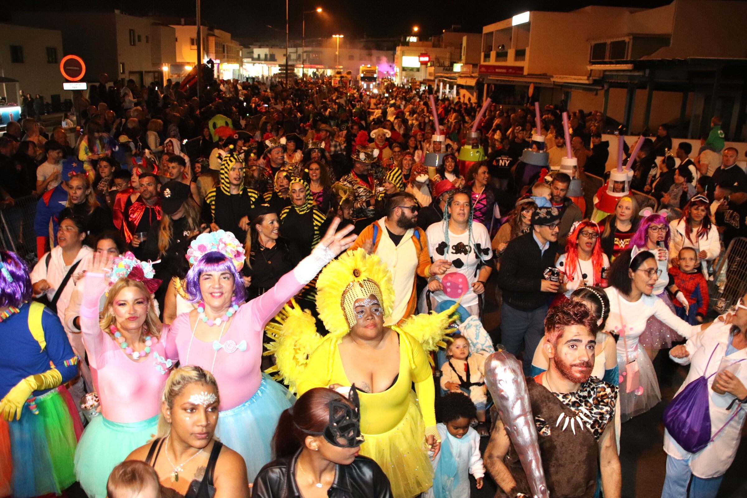 Participantes en el desfile de Carnaval de Playa Blanca, en el sur de Lanzarote.