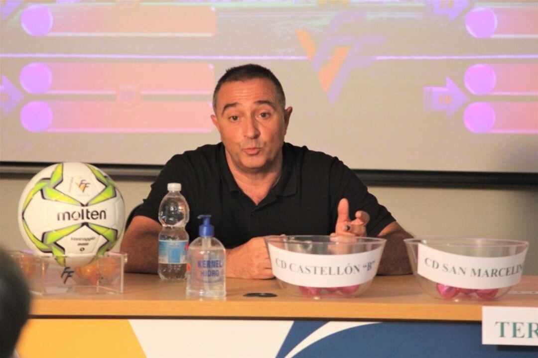 Salvador Gomar, presidente de la FFCV, en un sorteo