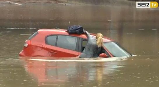 La conductora se impulsa hasta el techo.