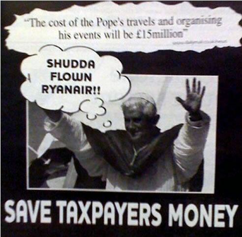 En un anuncio publicado este viernes en la prensa británica, la compañía irlandesa usa la noticia del elevado coste del viaje papal, seguida de un montaje con una foto de Benedicto XVI y la frase: &quot;Debería haber volado con Ryanair&quot;