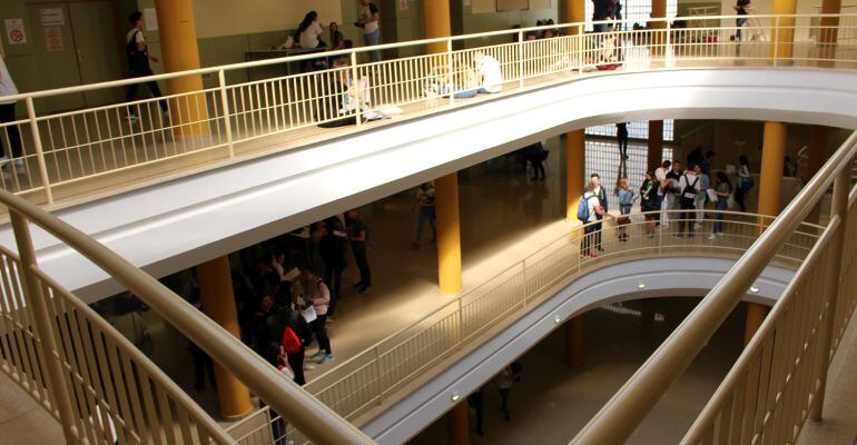 Varios estudiantes durante las pruebas de Selectividad en el Campus de las Lagunillas.