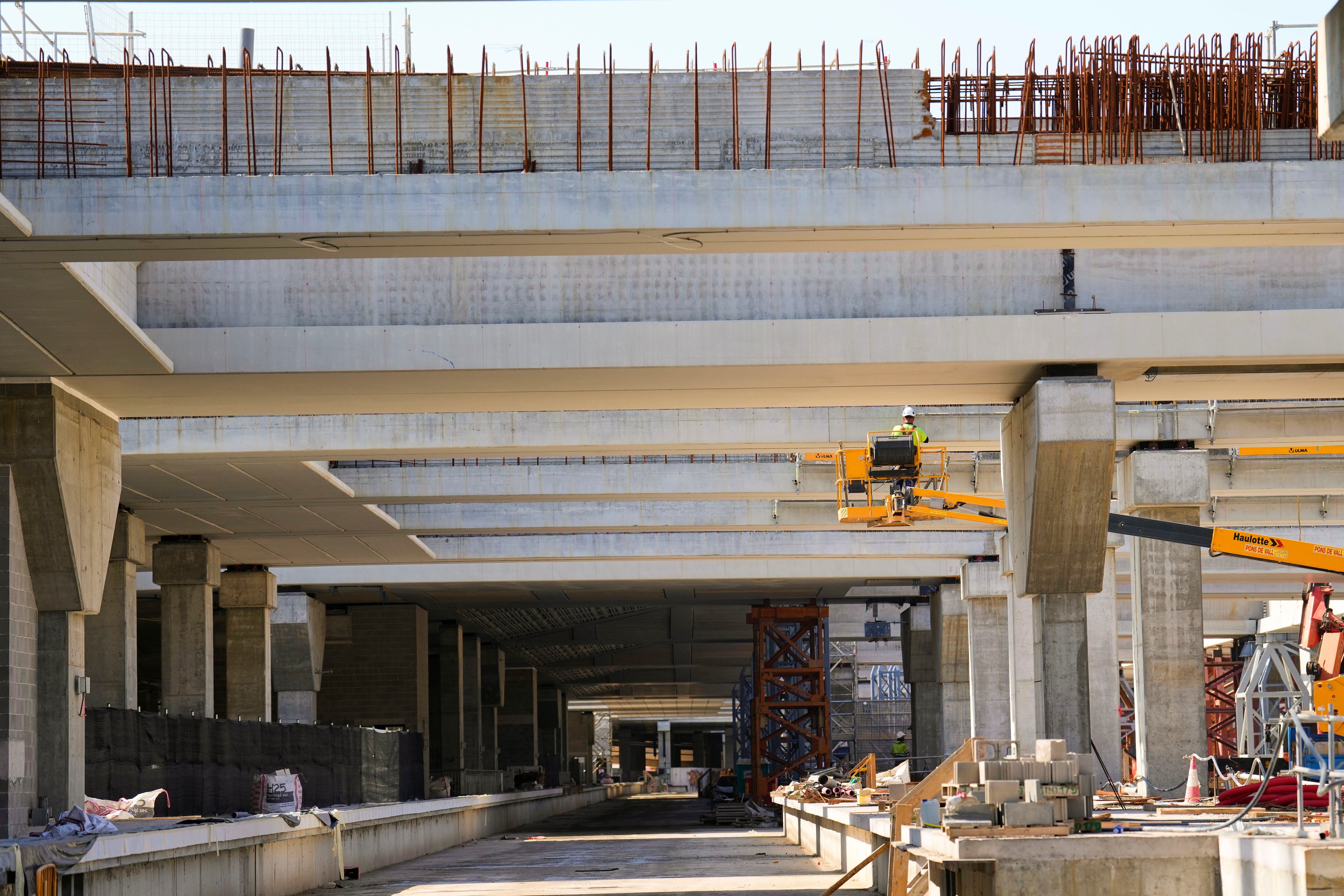 BARCELONA, 28/08/2024.- Adif AV inicia la fase de pruebas de las nuevas vías de alta velocidad de la estación de la Sagrera, en las que se usan por primera vez vehículos ferroviarios de ancho estándar. EFE/Alejandro García