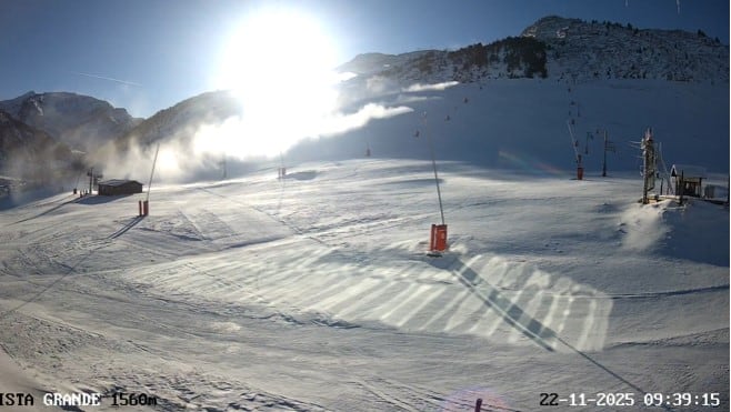 Candanchú este sábado. Dia gélido, con sol y produciendo nieve en las estaciones