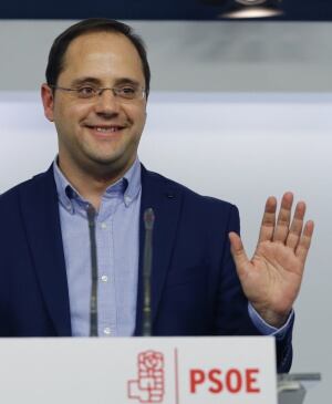 GRA137 MADRID, 29/12/2015.- El secretario de Organización del PSOE, César Luena, durante la rueda de prensa que ha ofrecido en la sede de Ferraz en la que ha reafirmado hoy que los socialistas votarán en contra de la investidura de Mariano Rajoy porque de