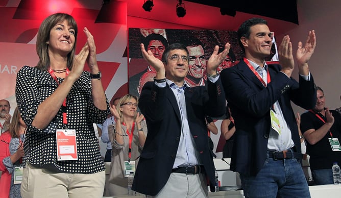 El secretario general del PSOE, Pedro Sánchez,  junto al hasta hoy, líder de los socialistas vascos, Patxi López, y la recién elegida secretaria general Idoia Mendia