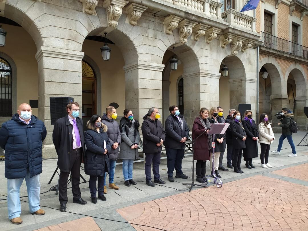 Momento en el que se ha leído la declaración institucional en el Mercado Chico
