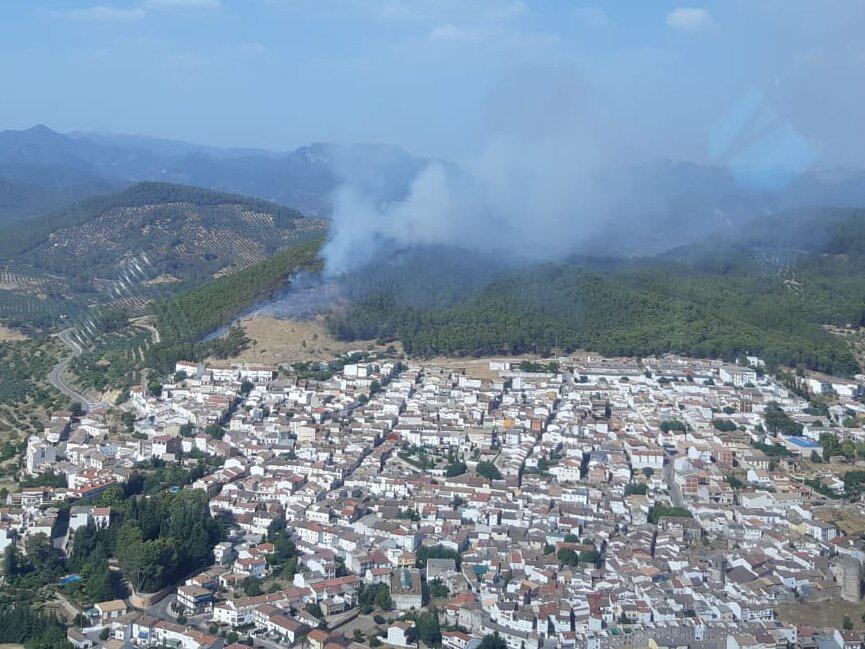 Vista aérea del incendio forestal de Siles.