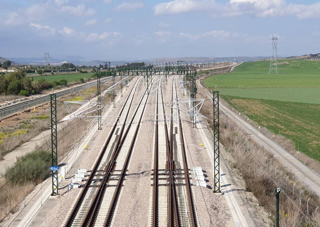 Vías del AVE de Granada en Bobadilla (Málaga). A izquierda y derecha se observa la salida y llegada del &#039;bipass&#039; hacia y desde Málaga. Al frente, vías hacia Antequera-Santa Ana