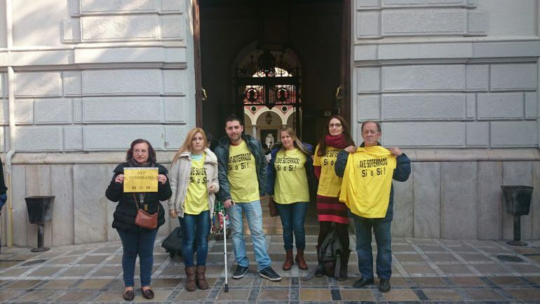 Miembros de la 'Marea Amarilla', que pide un AVE soterrado a la entrada a Granada, se preparan para acudir al pleno municipal.