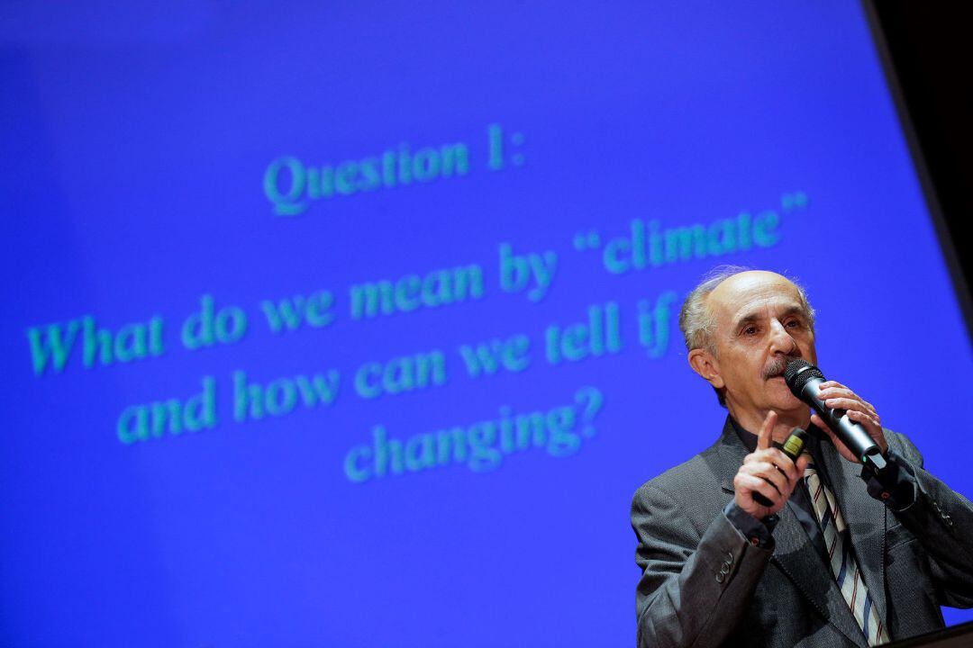 El Premio Nobel de la Paz 2007, Edward Rubin, durante la conferencia que pronuncia en al Ateneo Mercantil de Valencia sobre el cambio climático.