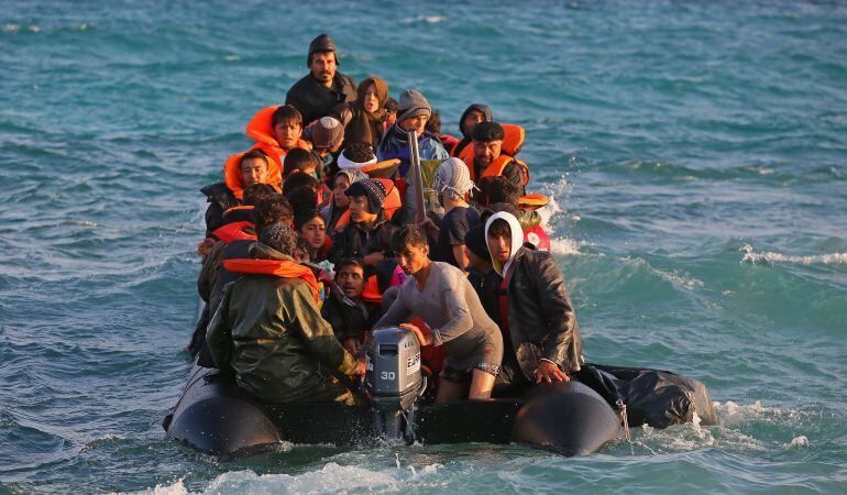 Imagen de archivo de una embarcación con inmigrantes por mar.