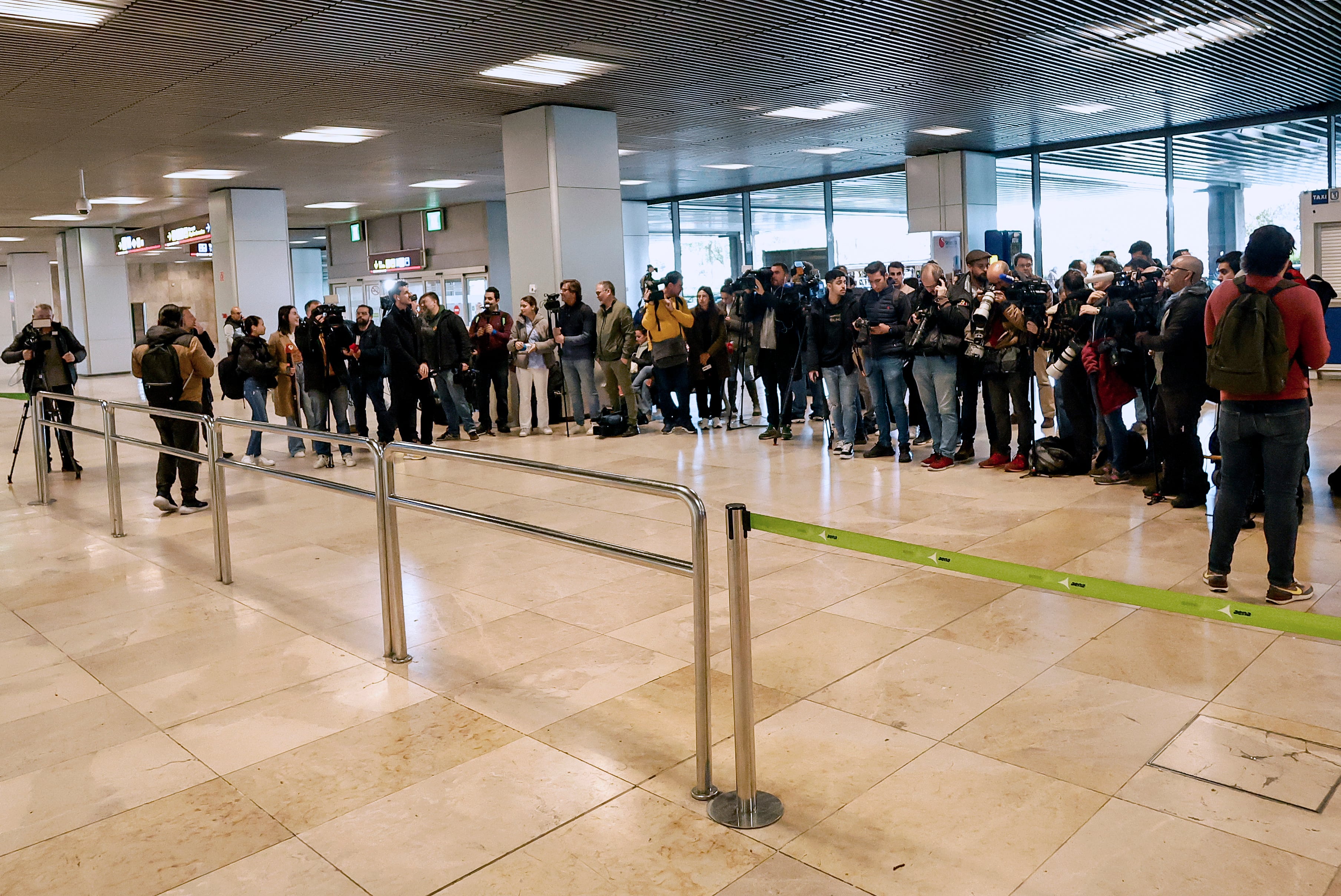 Amplia presencia de medios de comunicación ante una de las salas de llegadas de la Terminal 1 del Aeropuerto Internacional Adolfo Suárez Madrid Barajas, que han esperado la llegada del expresidente de la Real Federación Española de Fútbol, Luis Rubiales, que ha sido detendio a su llegada. EFE/ Sergio Pérez