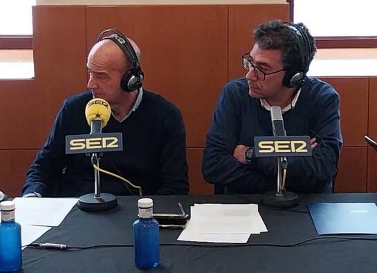 Carlos Flores y Mario Alejandre, durante la emisión de un programa de Hoy por Hoy