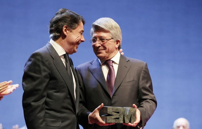 El expresidente de la Comunidad de Madrid, Ignacio González, y el presidente del Atlético de Madrid, Enrique Cerezo, en una fotografía de archivo