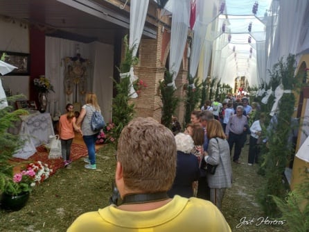 Visitantes en la calle Carmen en la procesión del Corpus de Villacarrillo en 2018