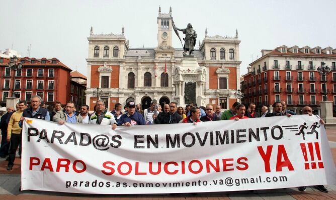 Decenas de parados se manifiestan ante el Ayuntamiento de Valladolid