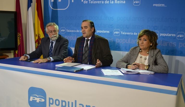 María Victoria González junto a Ramos y Gregorio