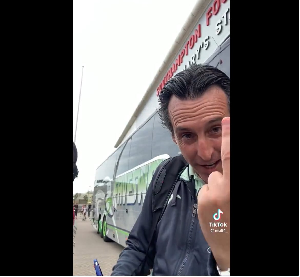 Unai Emery contesta a un aficionado con levantando el dedo