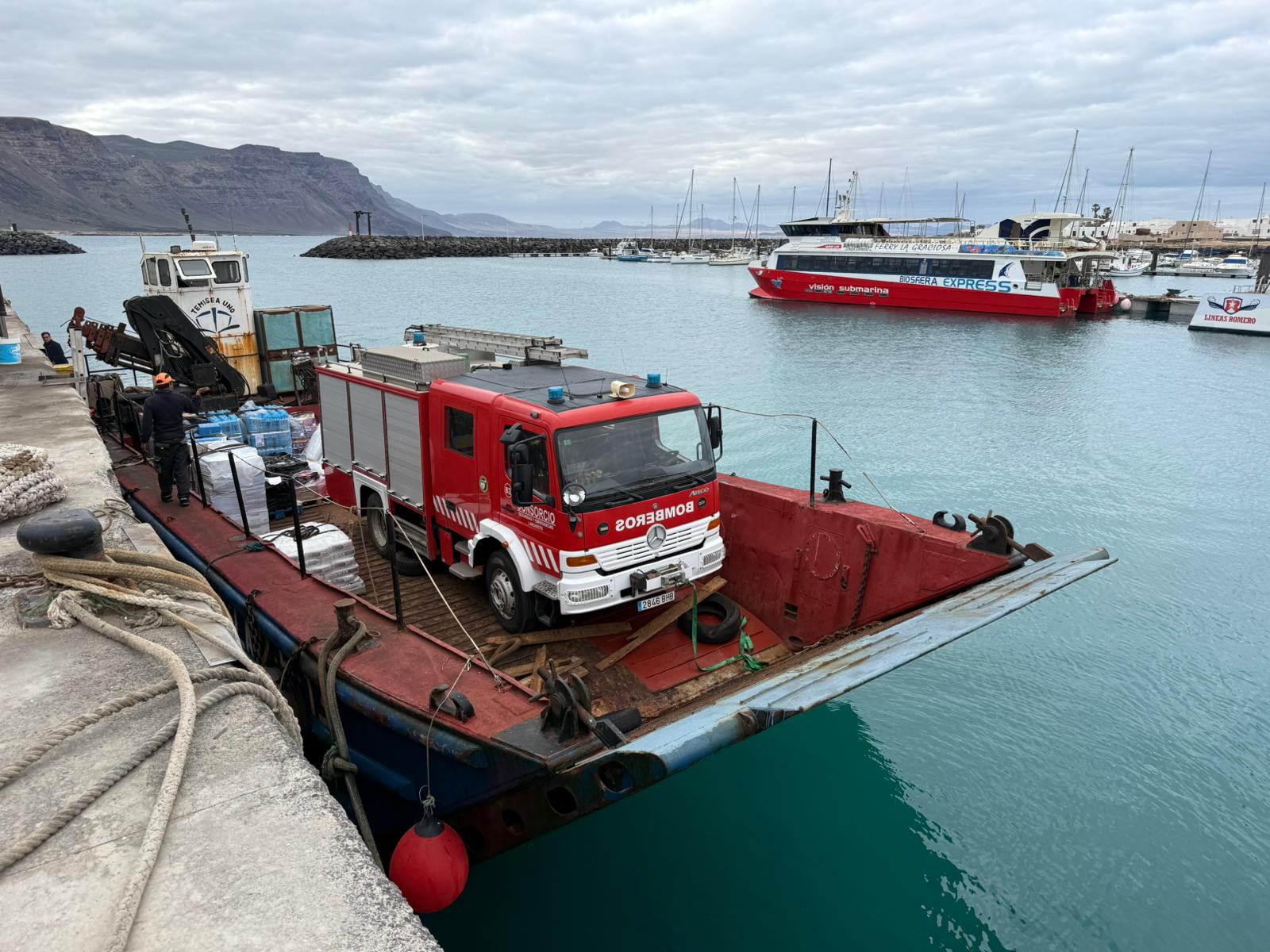 Desembarco de un camión de bomberos en la isla de La Graciosa.