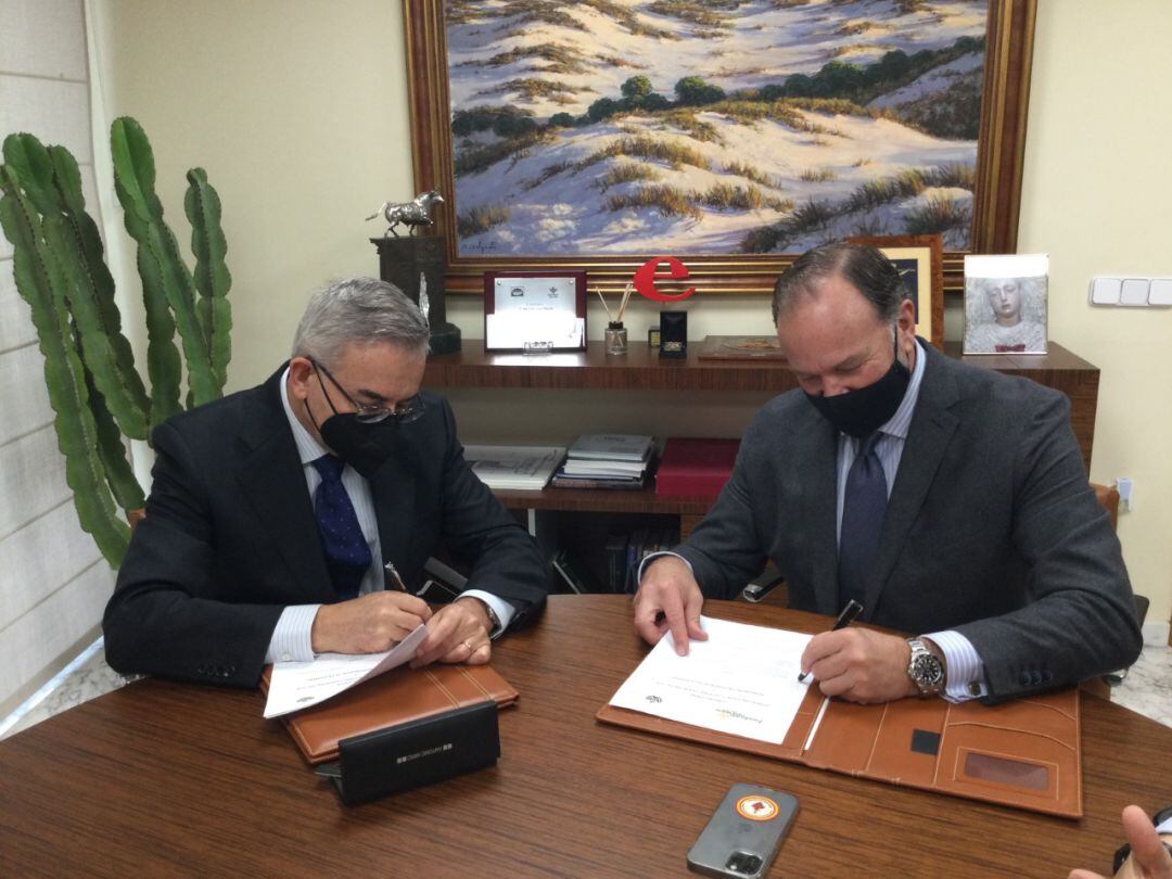 José Luis García-Palacios Álvarez, presidente de la Fundación Caja Rural del Sur -a la derecha-, y José Joaquín León Morgado, hermano mayor de la Soledad de San Lorenzo, en la firma del convenio