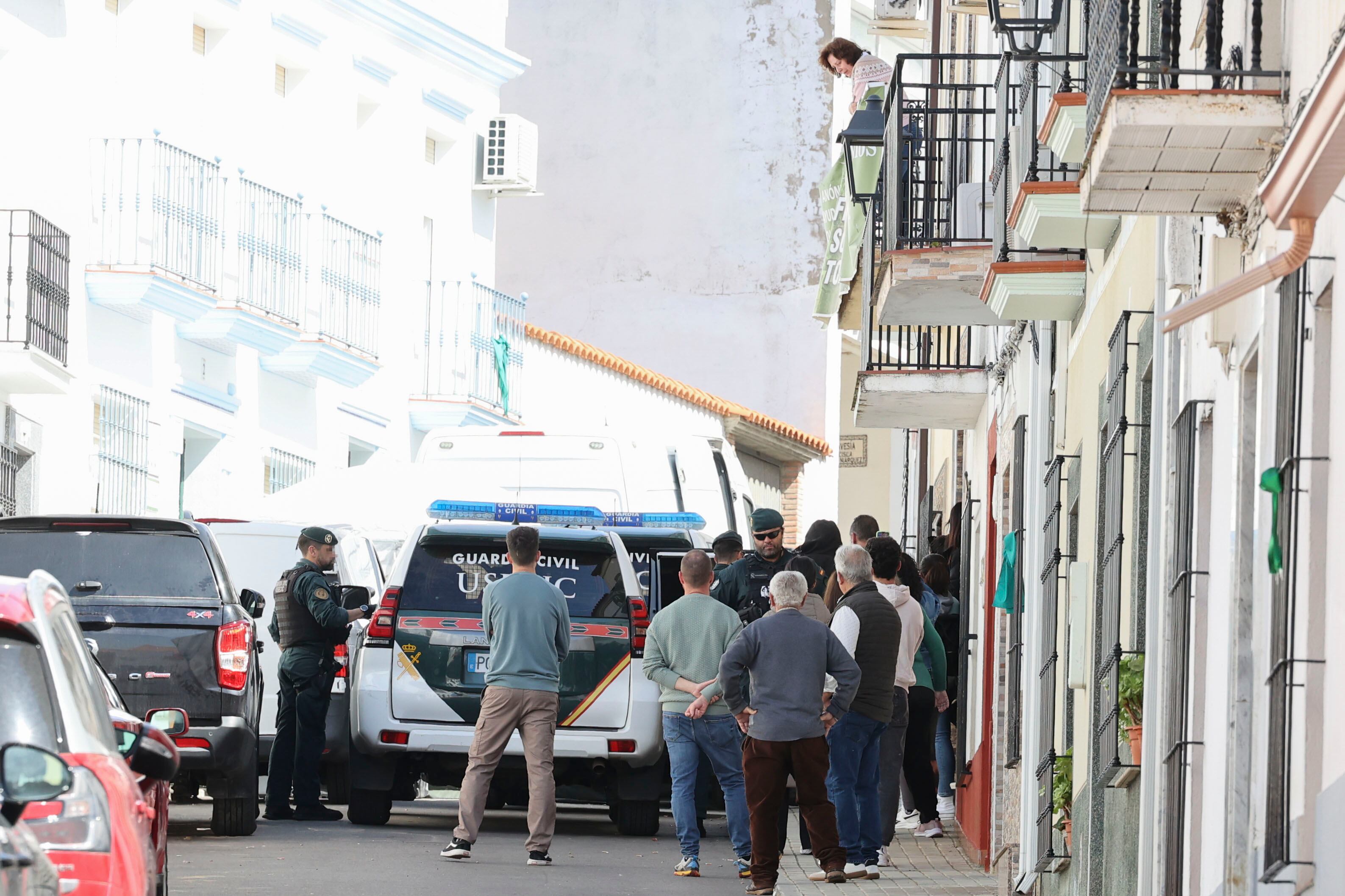 HORNACHOS (BADAJOZ), 12/03/2026.- Con gritos de "asesinos, asesinos" han sido recibidos esta mañana los dos hermanos detenidos por la desaparición en 2017 de su vecina Francisca Cadenas en Hornachos (Badajoz), donde han llegado tras pasar la noche en el acuartelamiento de la Guardia Civil de Zafra. Sobre las 9:20 horas han llegado a la localidad en dos todoterrenos de la Guardia Civil, que durante este jornada continúa con los registros de sus propiedades, acompañados de otros dos vehículos de la Policía Científica. Los dos hermanos han salido de su vivienda en dirección a una finca de su propiedad para continuar con otros registros.- EFE/ Jero Morales