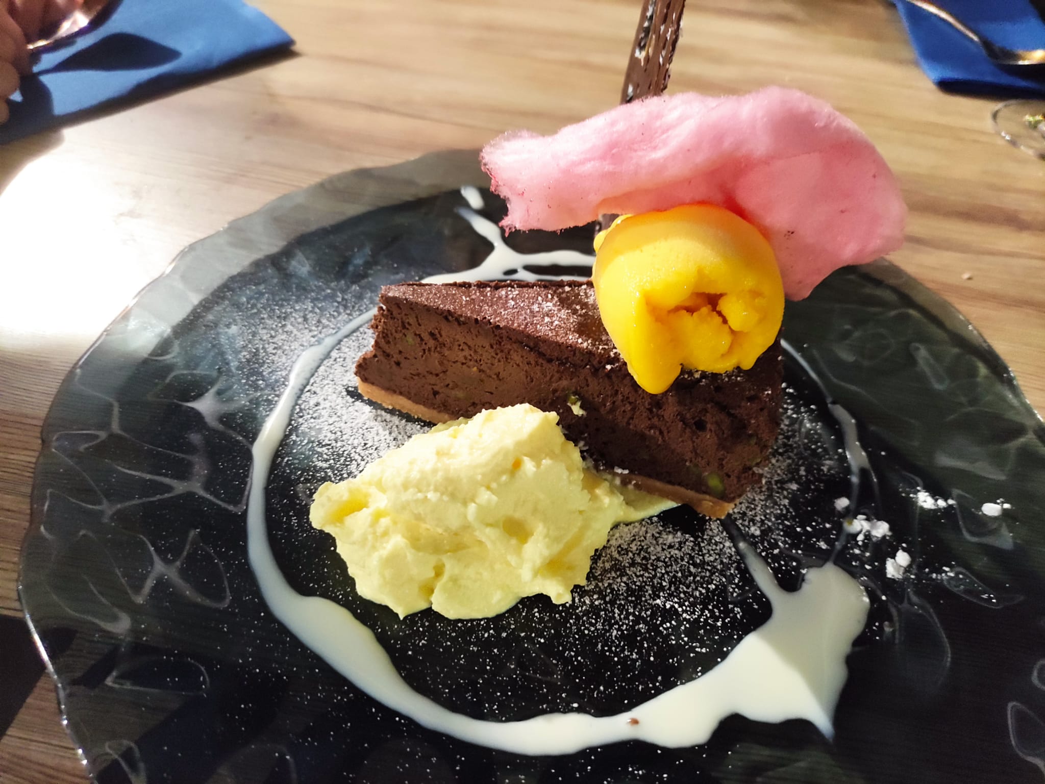 Pastel de chocolate y pistacho con helado de mango